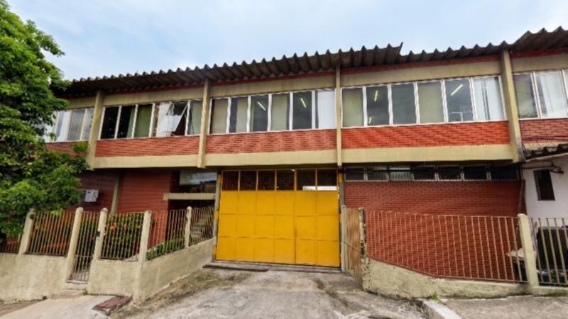 Prédio comercial/empresarial com área de 2.160 m², localizado na R. Joaquim Gonçalves, nº 52, bairro Califórnia, em Nova Iguaçu/RJ.