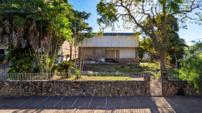 Imóvel urbano com terreno de aproximadamente 1.126 m², localizado na Rua Baronesa da Lagoa Dourada, nº 160, em Campos dos Goytacazes/RJ.