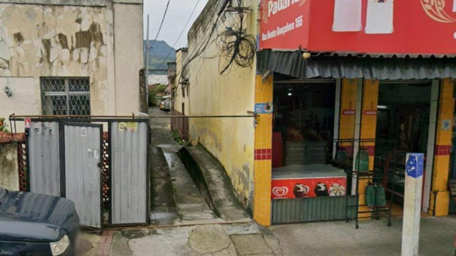 Casa nº 7 situada na Rua Bento Goncalves, nº 155, Encantado, Rio de Janeiro/RJ. Matrícula 100033.