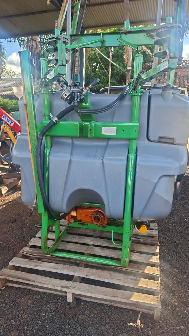 PULVERIZADOR 600 L BOMBA P75 - ANO 2015